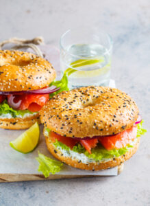 Bagel met zalm en cottage cheese