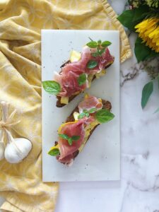 bruschetta met gele courgette