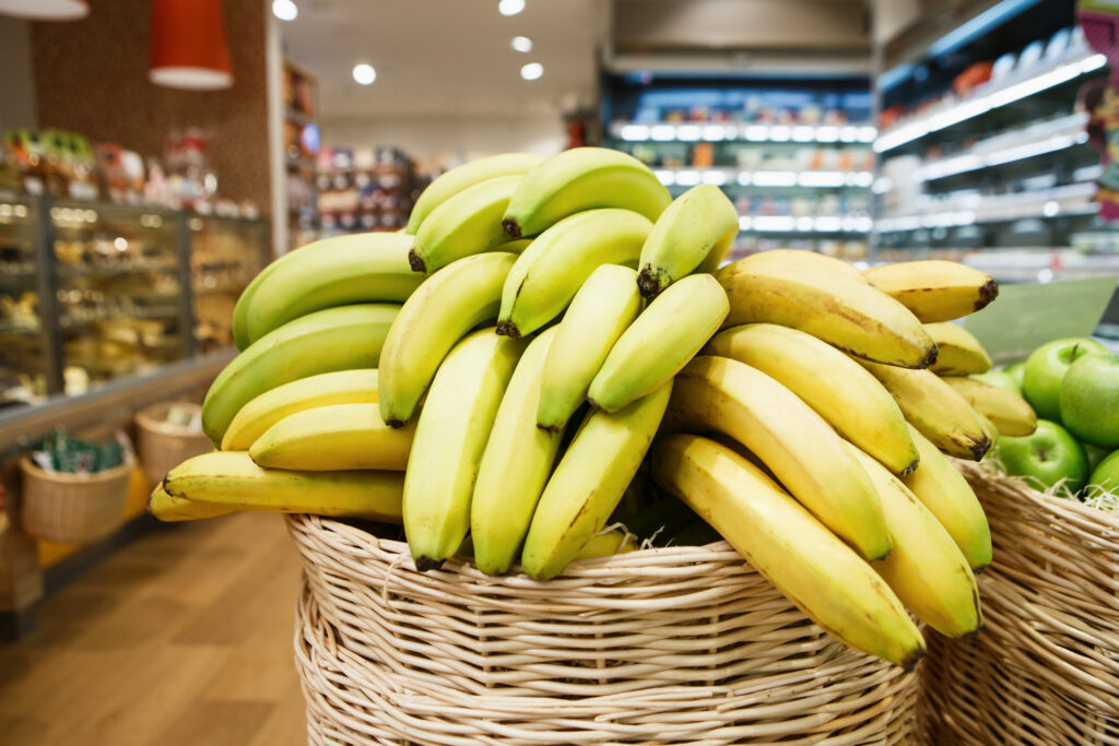 groene bananen in winkel