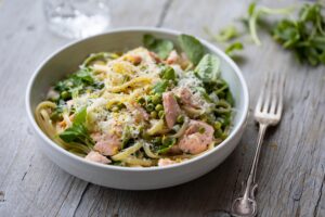 zomerse pastarecepten: pasta met boontjes en zalm