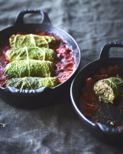 Gevulde savooikoolrolletjes met tomatensaus