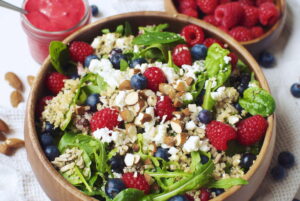 Quinoa bowl met feta en frambozen