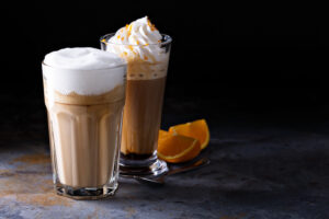 Latte macchiato met zeste van sinaasappel