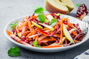 Bietensalade met wortel en (granaat)appel