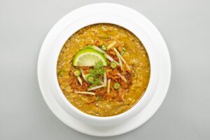 Haleem, een soort stoofpotje met vlees, tarwe en linzen.