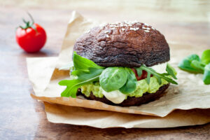 Portobello broodje met avocado, mozzarella en tomaat