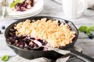 Kokos crumble met blauwe bessen